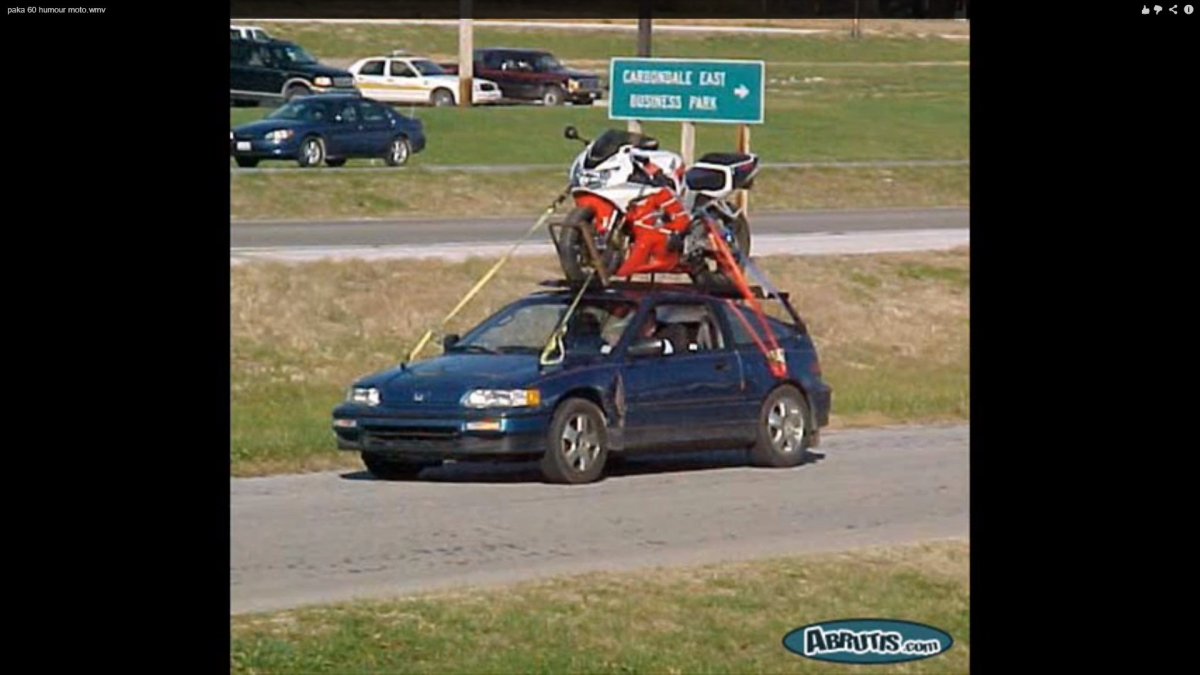 Мотоцикл в багажнике автомобиля