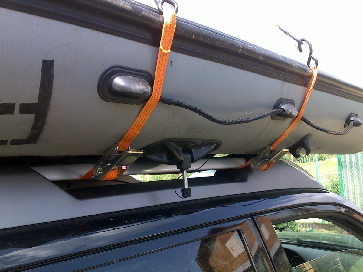 Ремень стяжной закреплен груз на багажнике