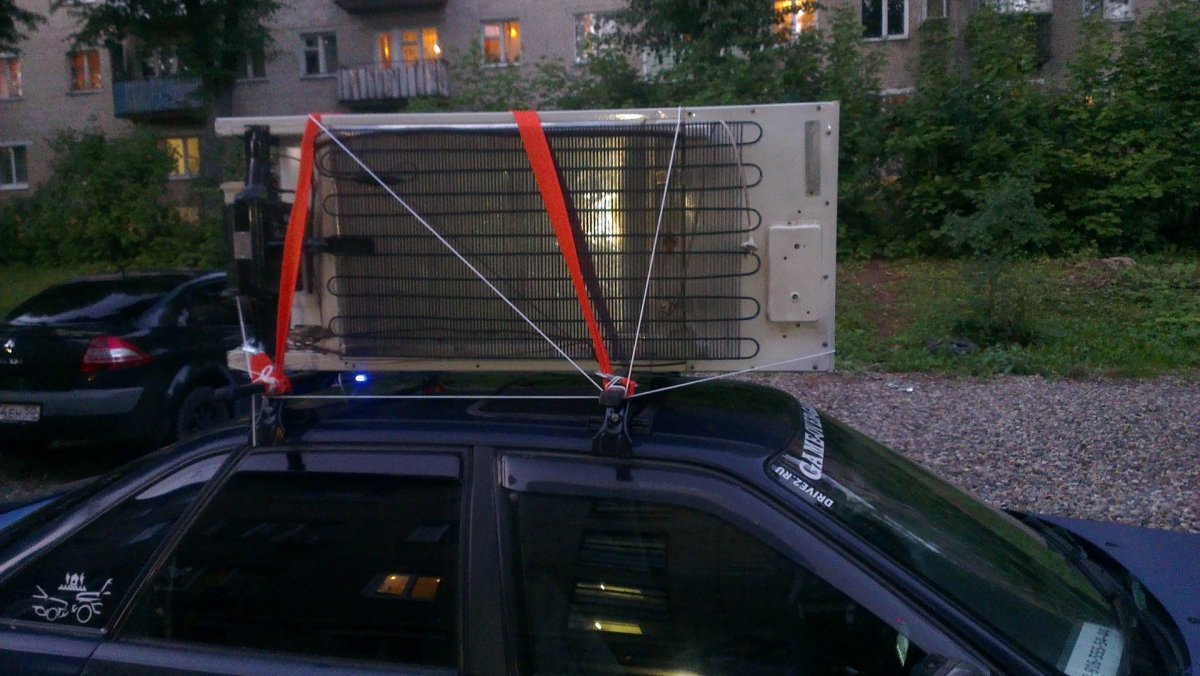 Холодильник на крыше автомобиля