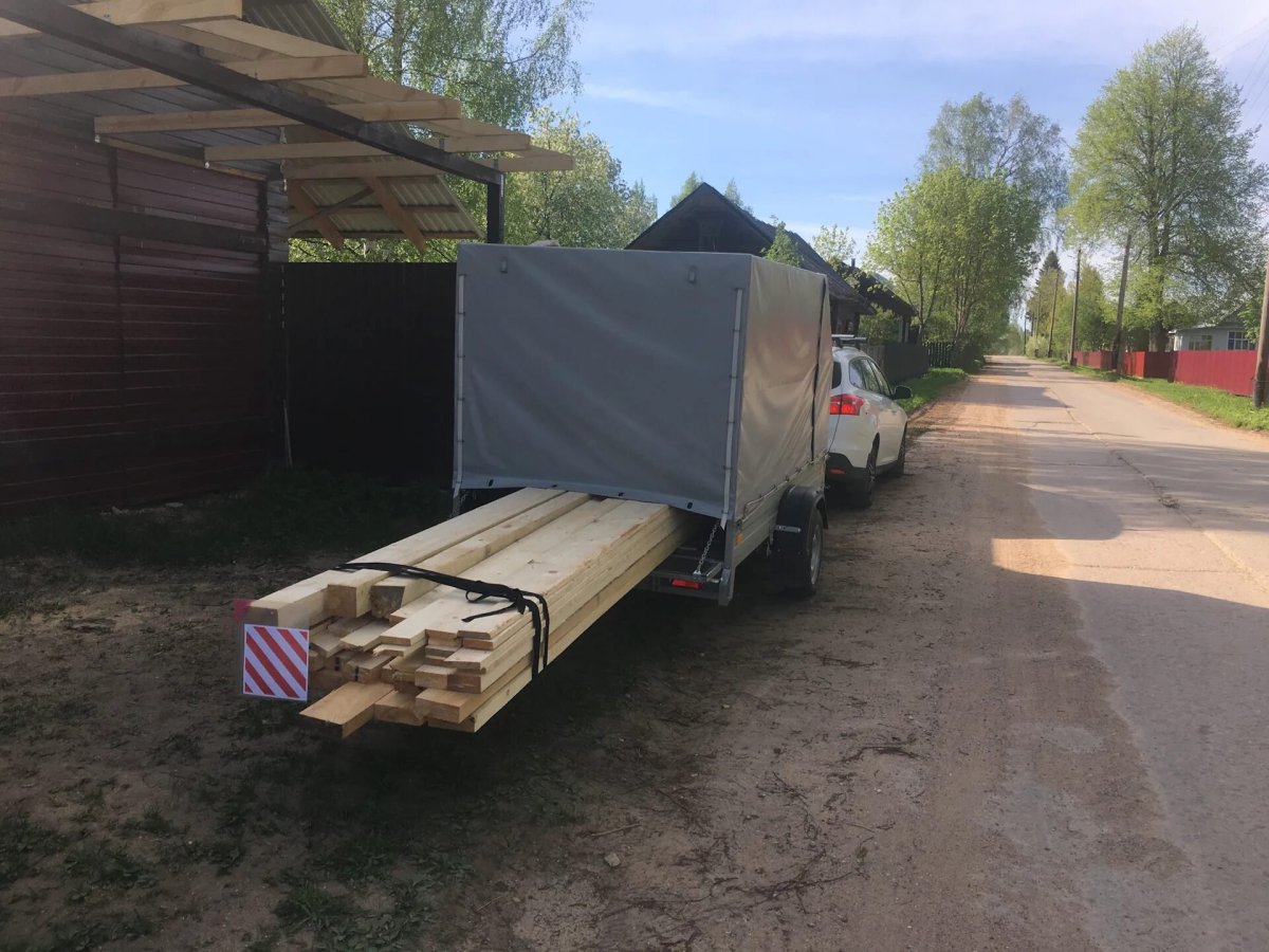 Перевозка досок на прицепе
