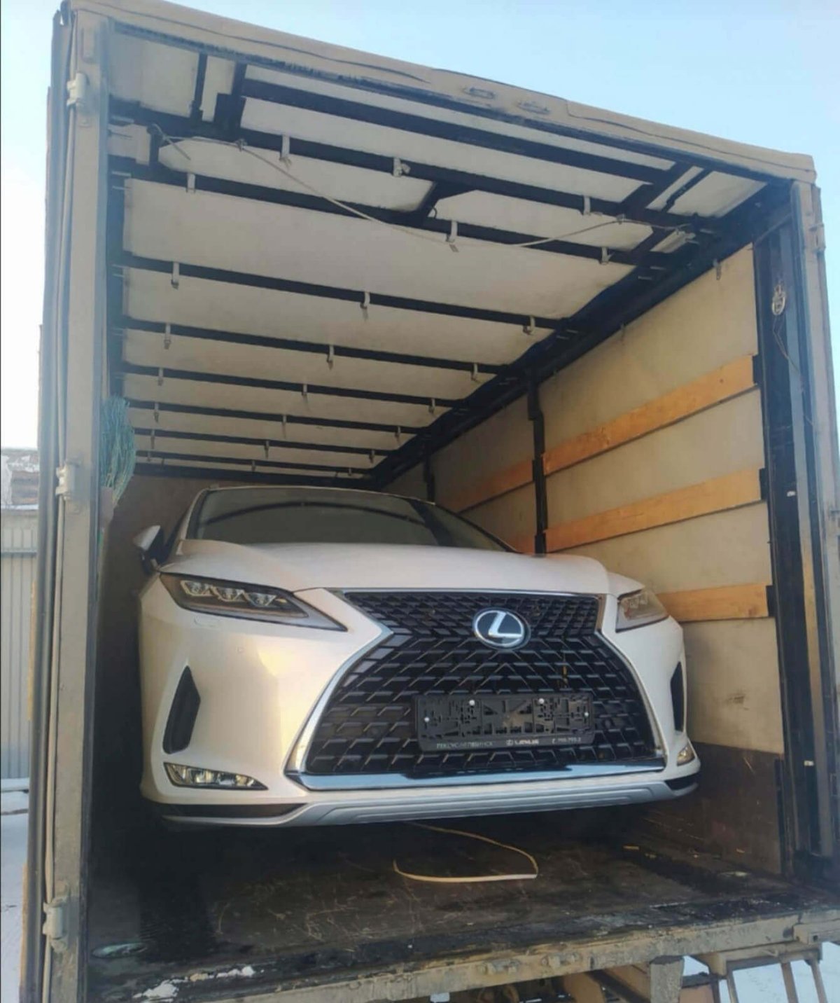 Машина в кузове газели