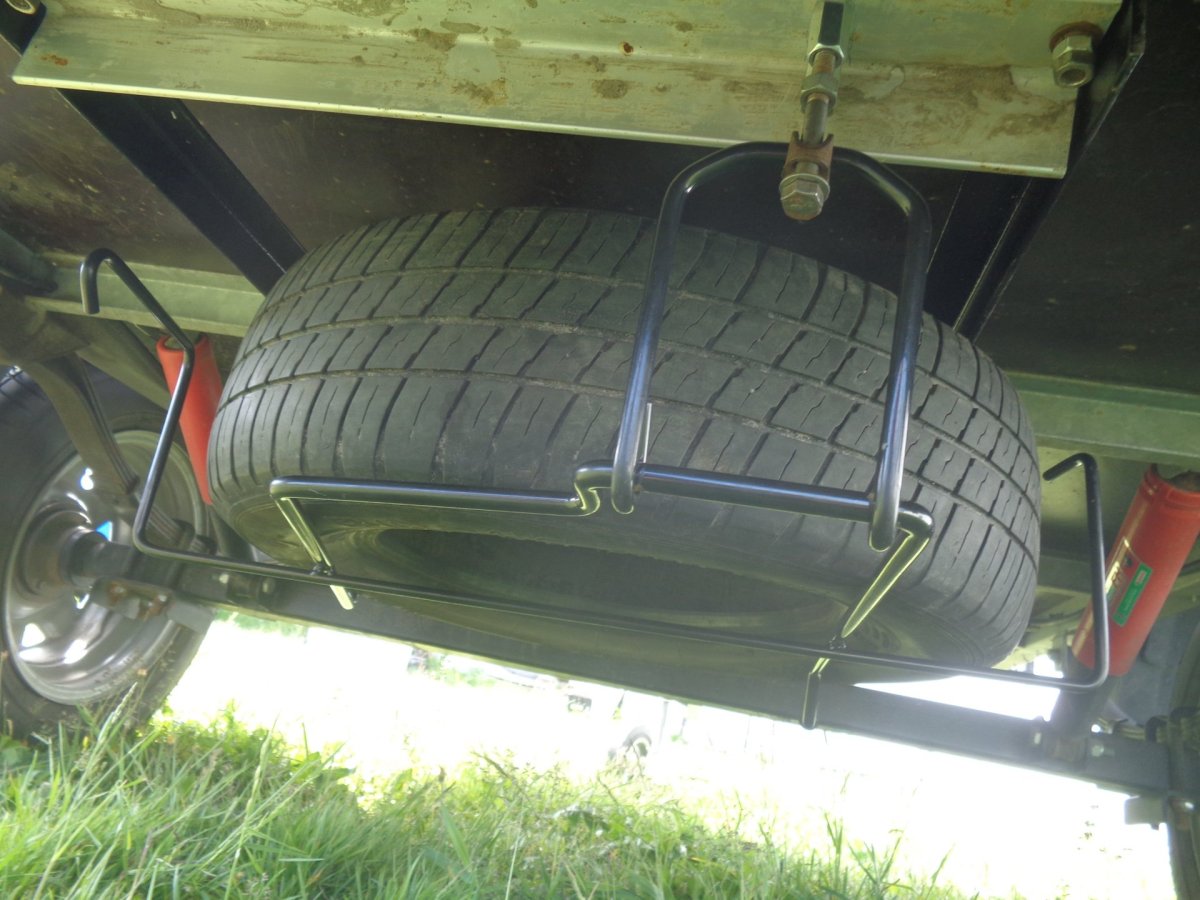 Крепление запаски на багажник ВАЗ 2108