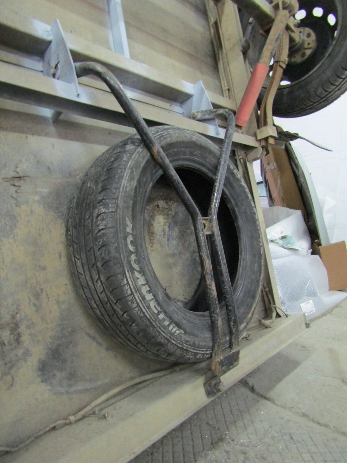 Крепление запасного колеса на прицеп МЗСА 81771е