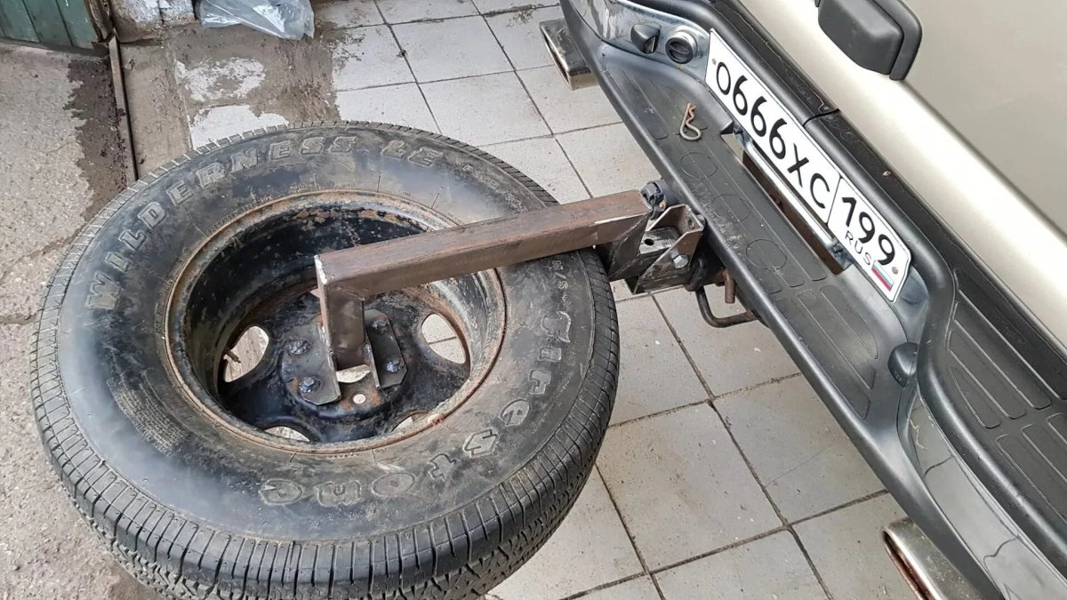 Кронштейн запасного колеса Нива 2121