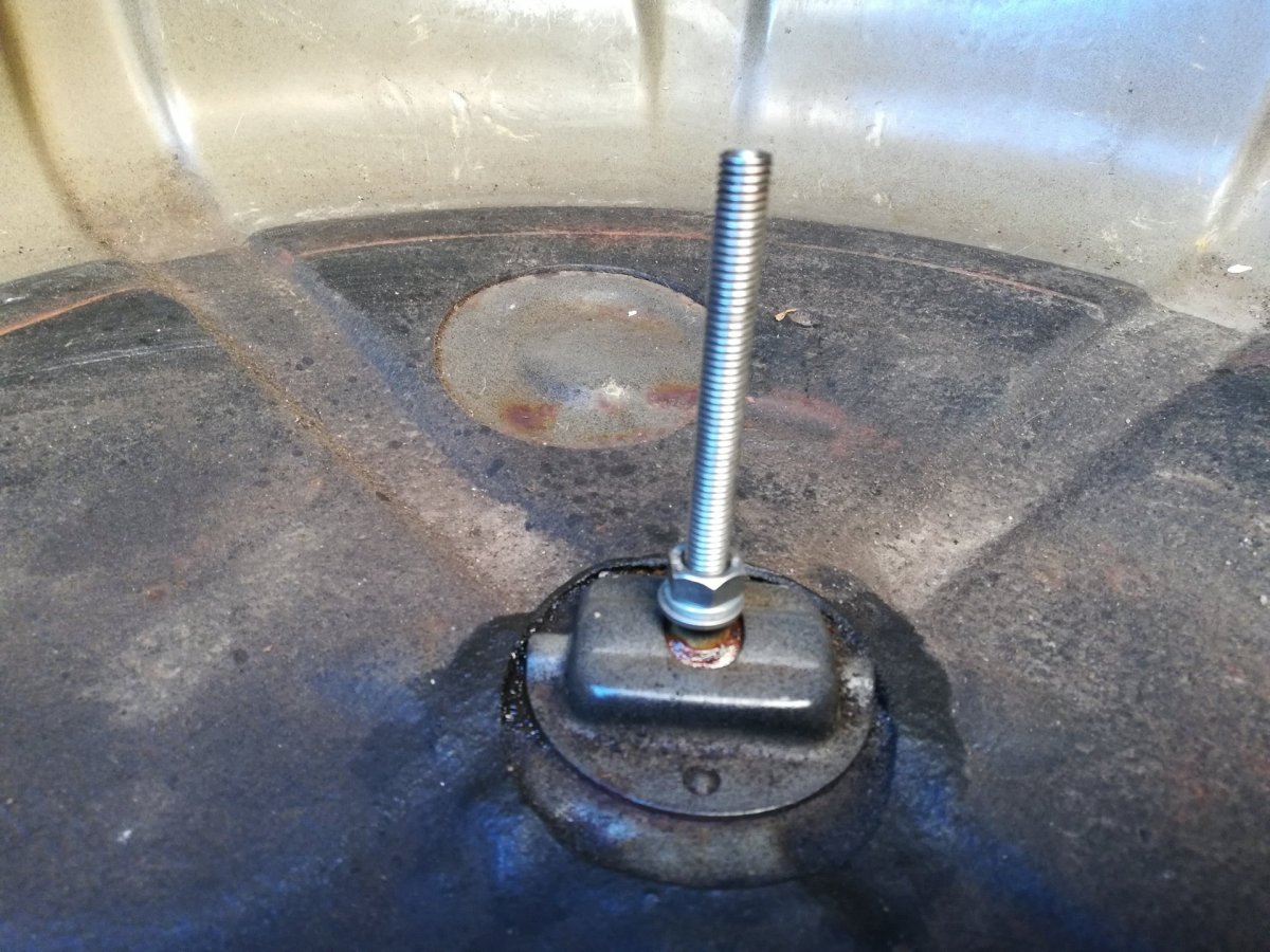 Крепление запасного колеса ВАЗ 2170