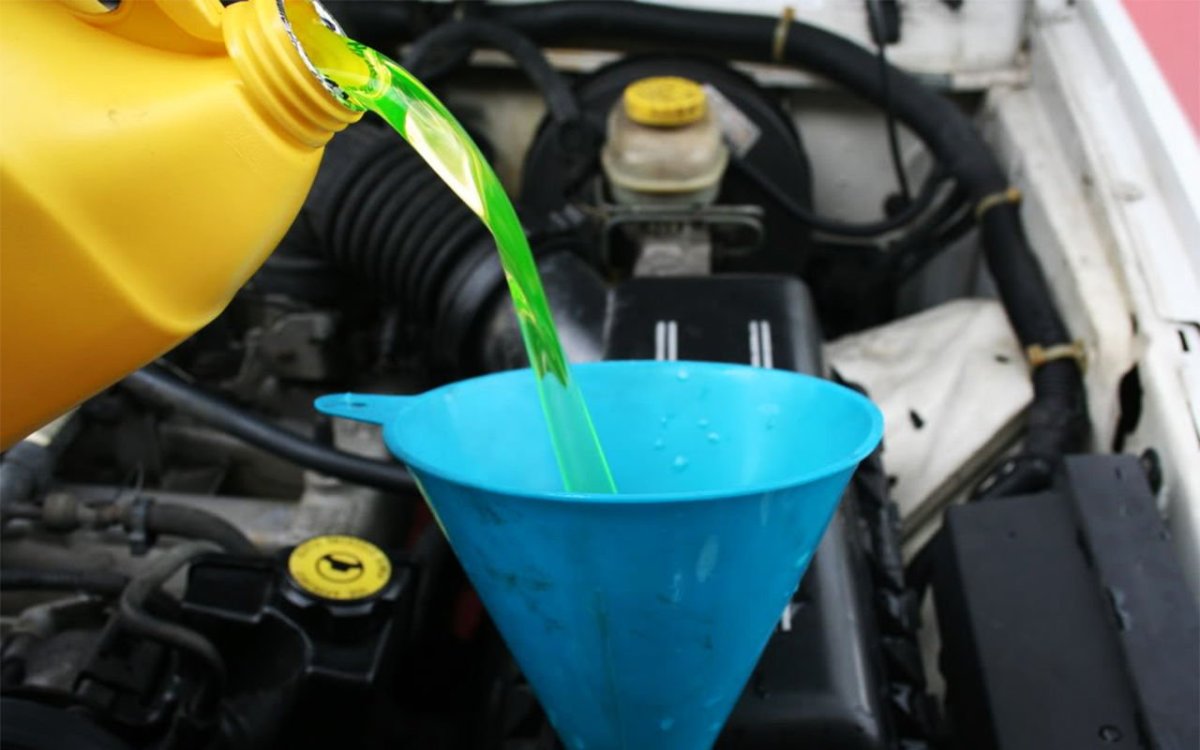 Антифриз наливают