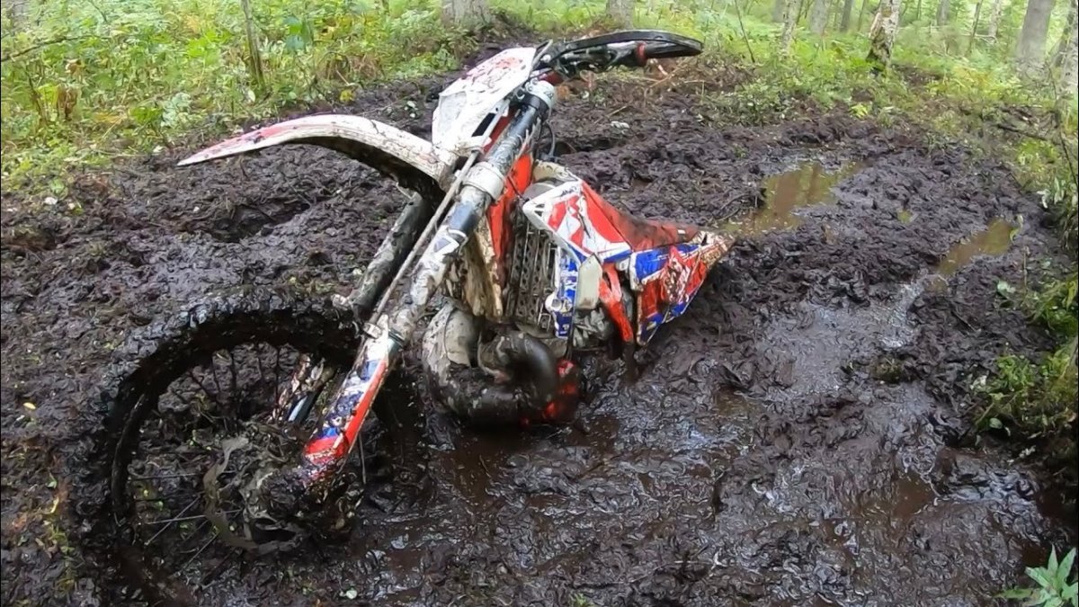 Мотоциклы эндуро Авантис 300 весь в грязи