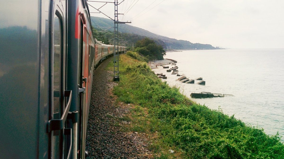 Адлер железная дорога вдоль моря