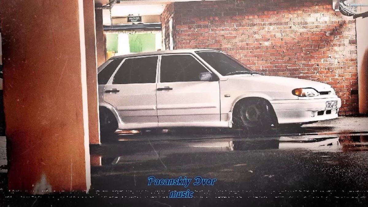 Белая ВАЗ 2114 на пневме