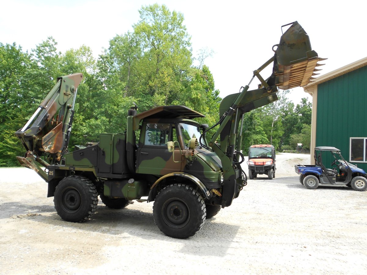 Мерседес Унимог с манипулятором