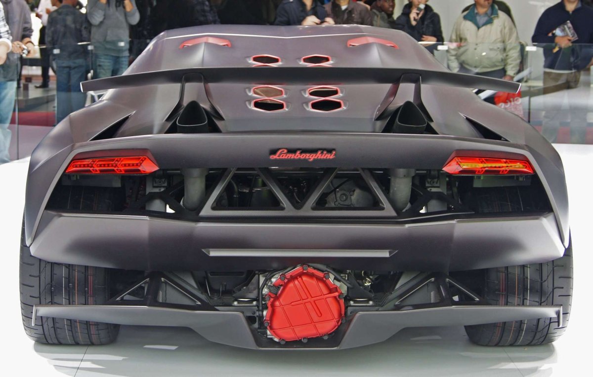 Ламборгини Сесто элементо сзади