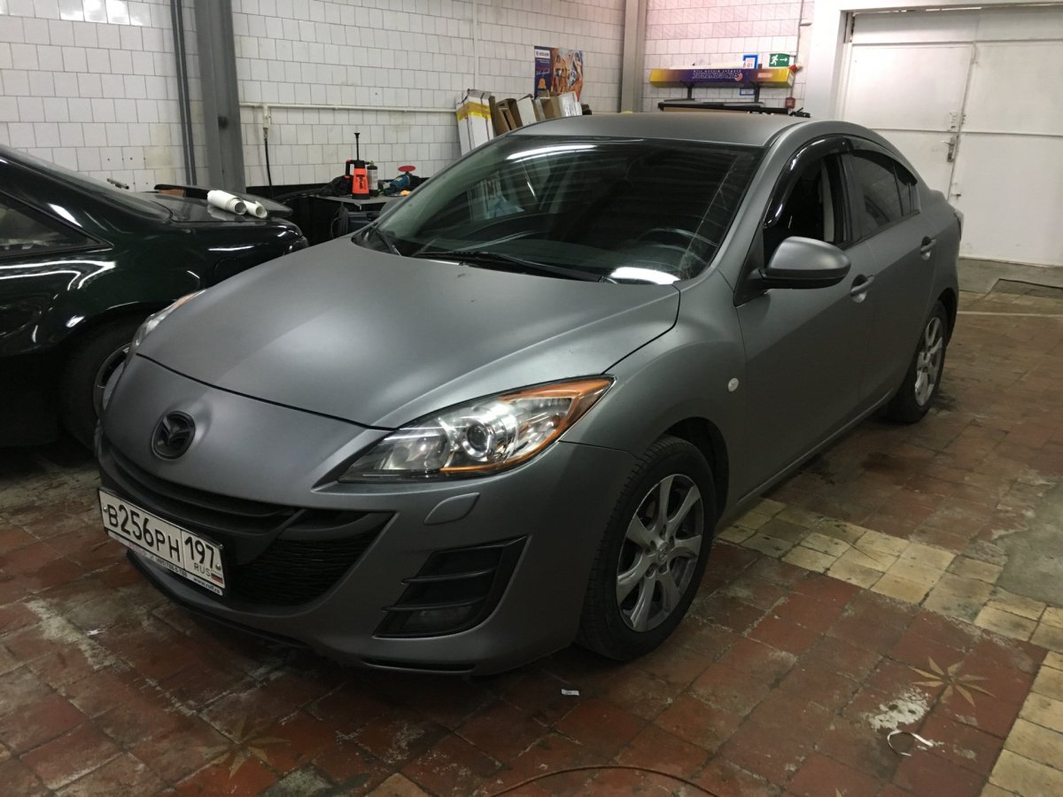 Мазда 3 в серый мат