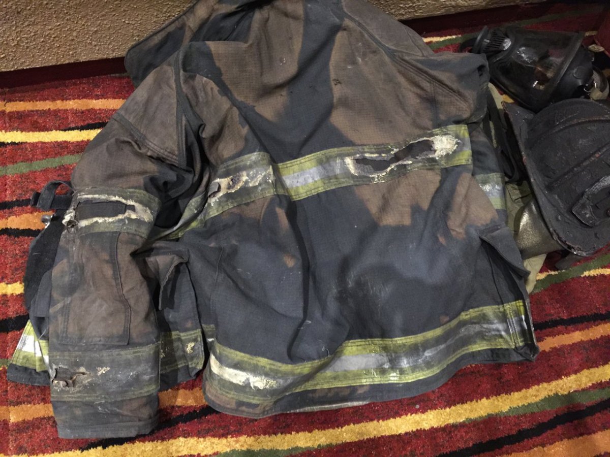 Грязная Боевая одежда пожарного