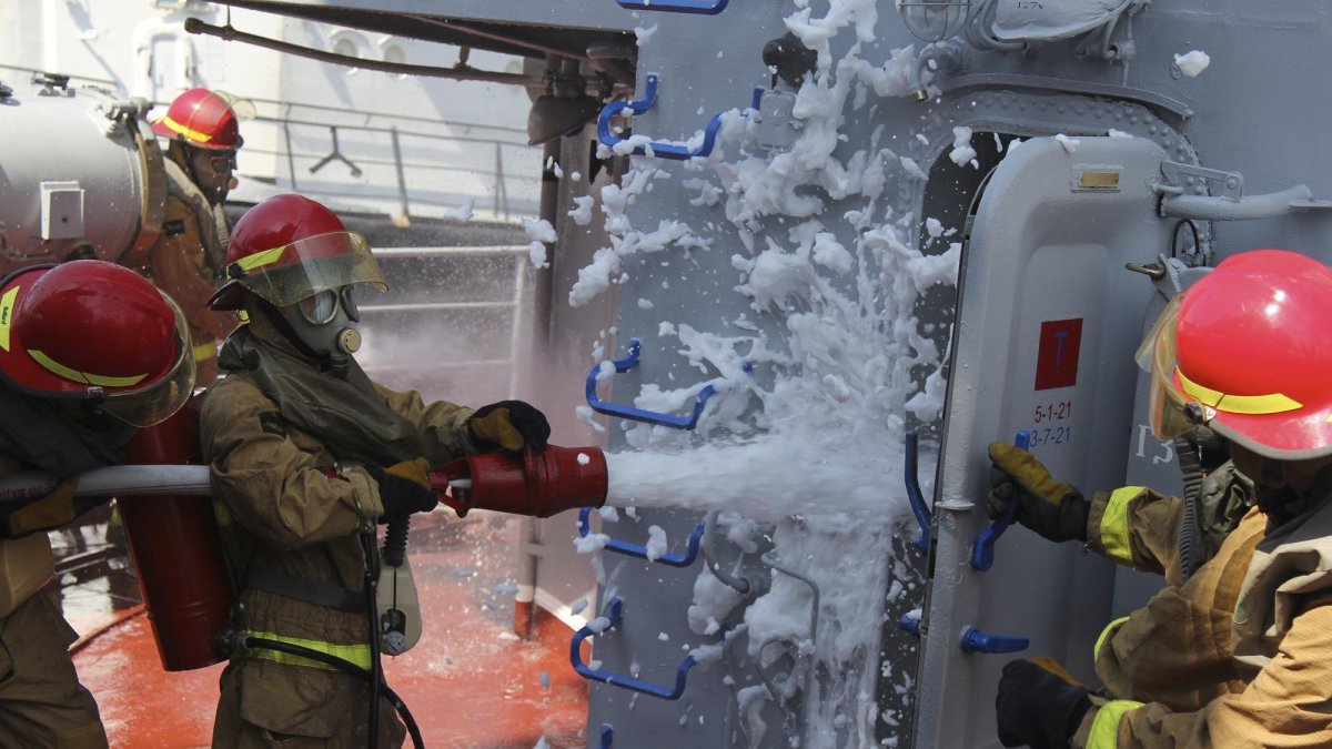 Борьба с пожаром на корабле
