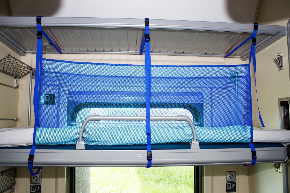 Сетка для верхней полки в поезде