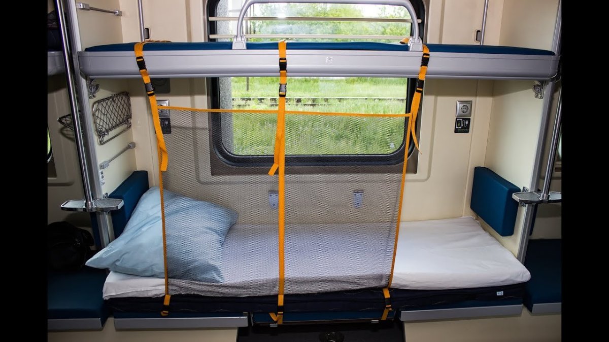 Манеж для верхней полки в поезде