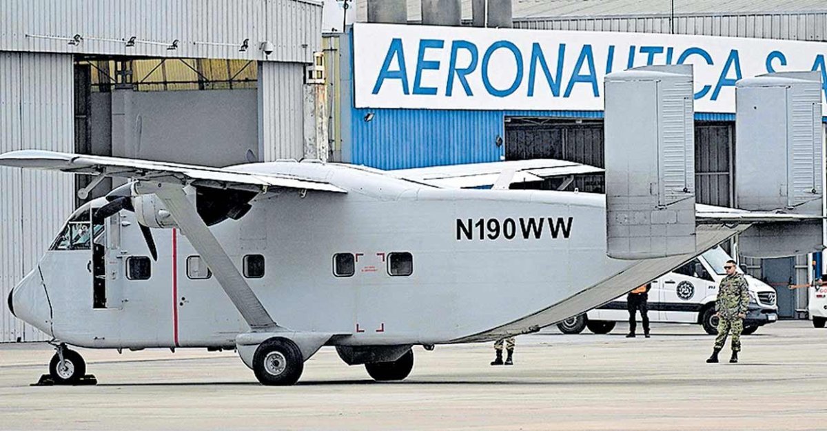 Самолет и аэропорт