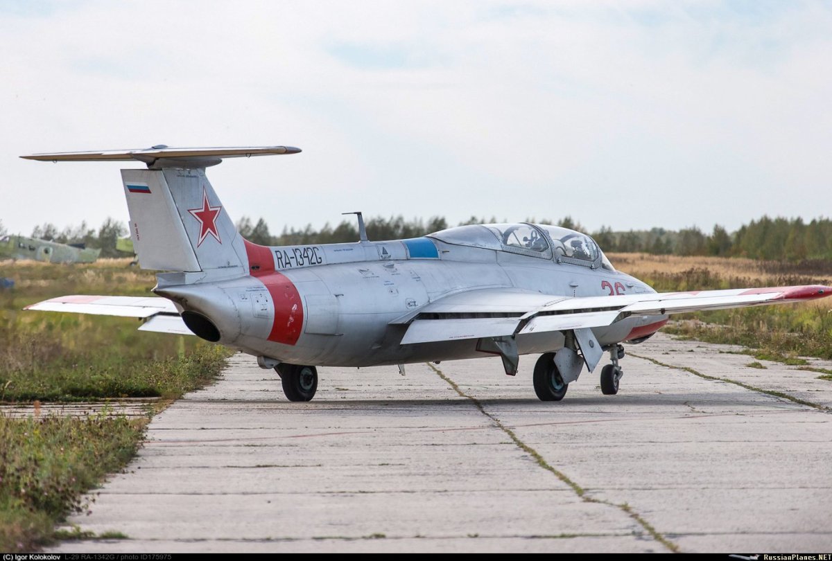 Учебный реактивный самолет л-29