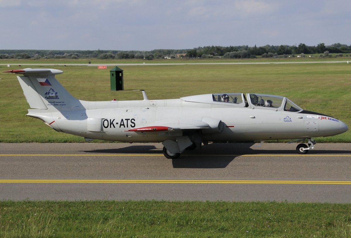 Aero l-39 Delfin фото