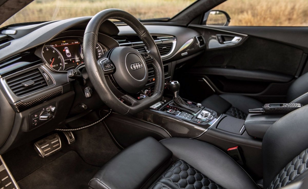 Машина Ауди rs7 салон