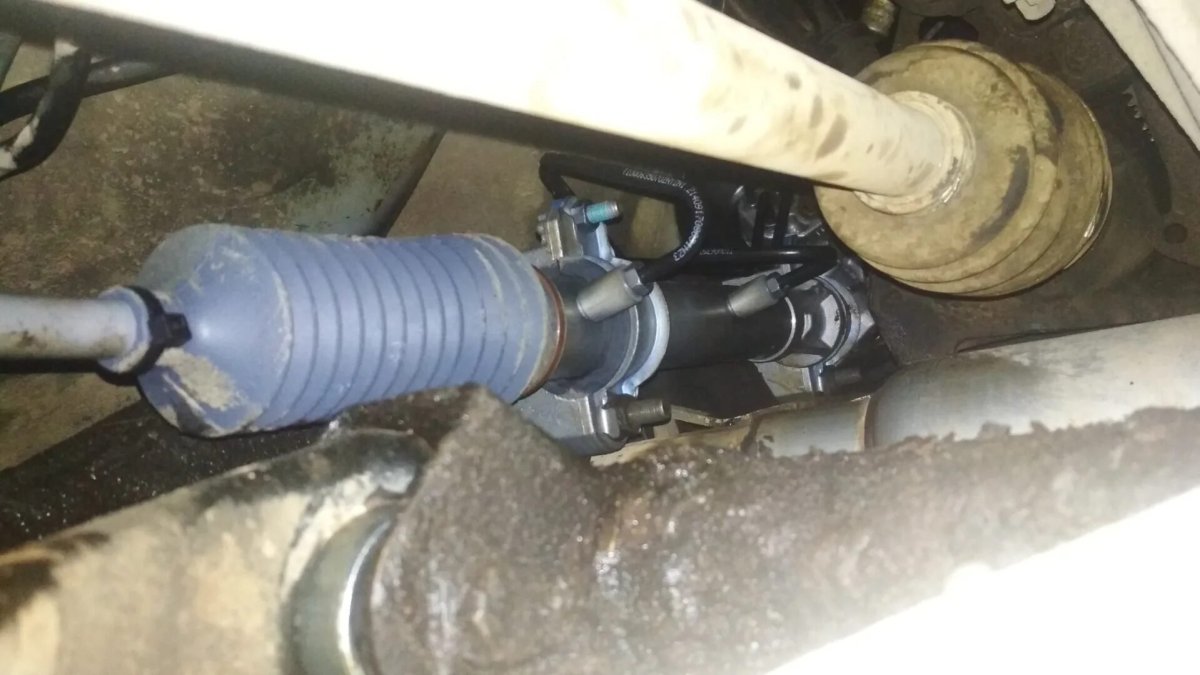 Рено Сценик кронштейн рулевой рейки