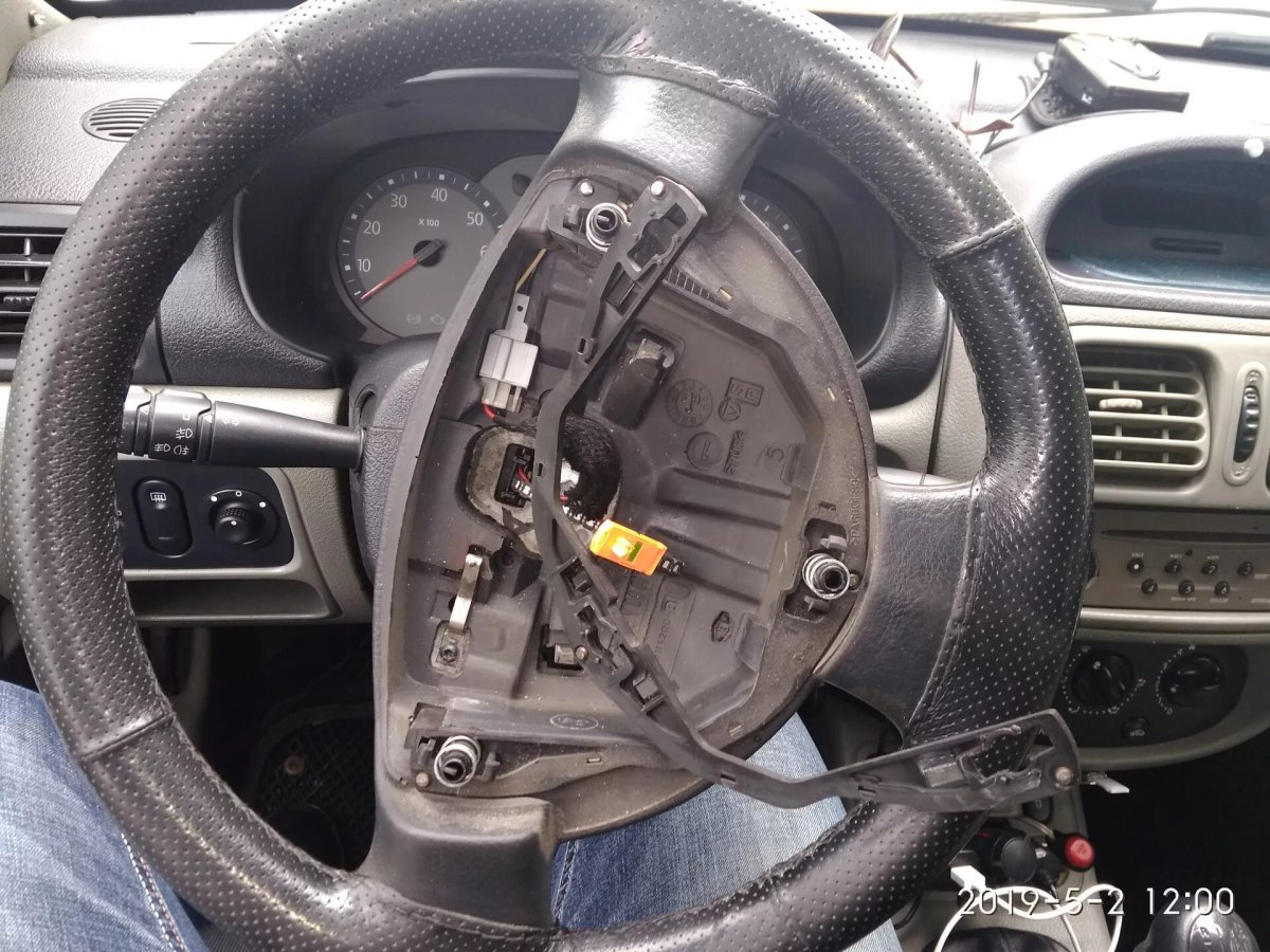 Клаксон на руле Рено Меган 1