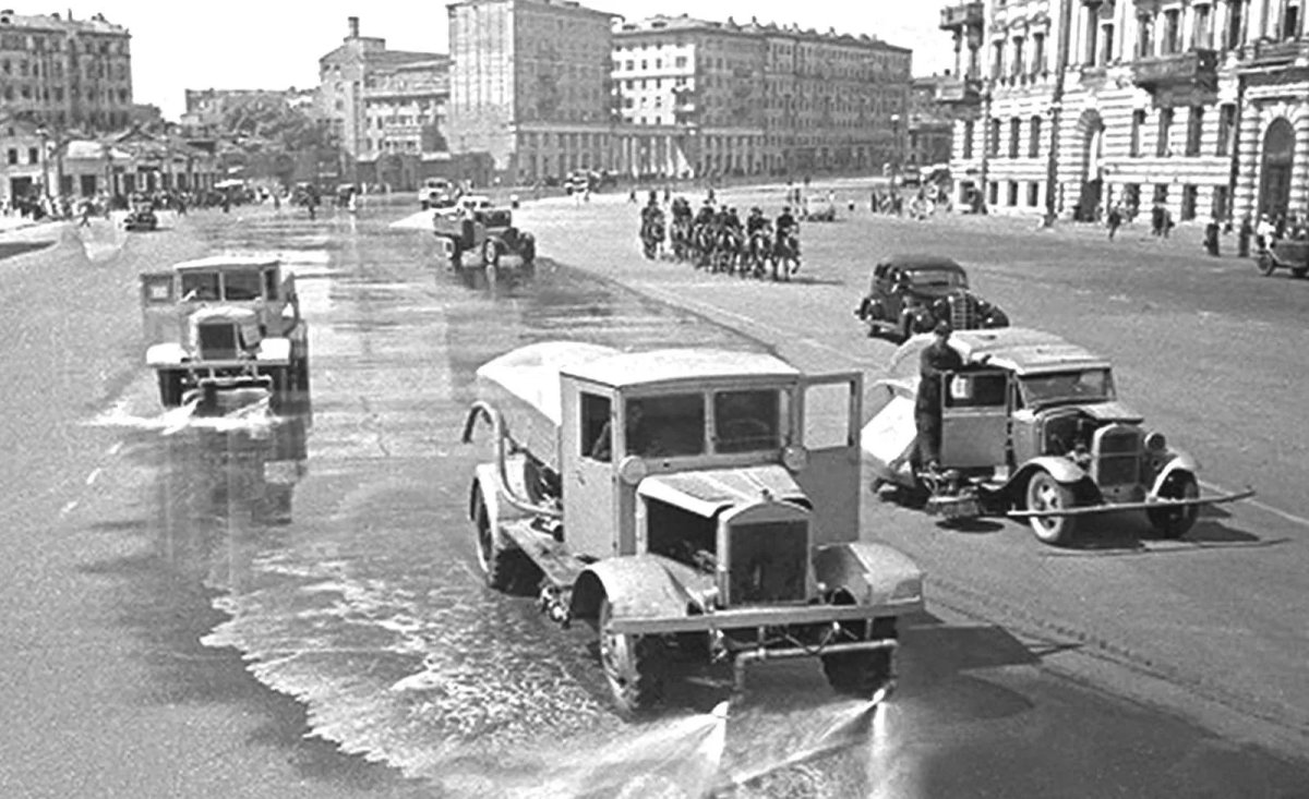 Пленные немцы в Москве поливальные машины