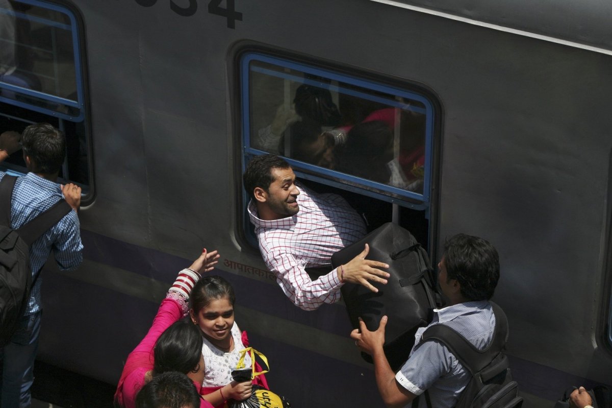 Индийские поезда с людьми