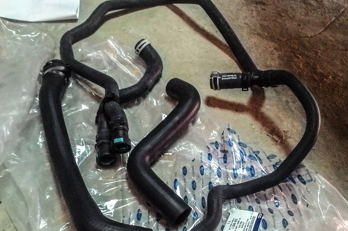 Патрубок антифриза Форд фокус 2