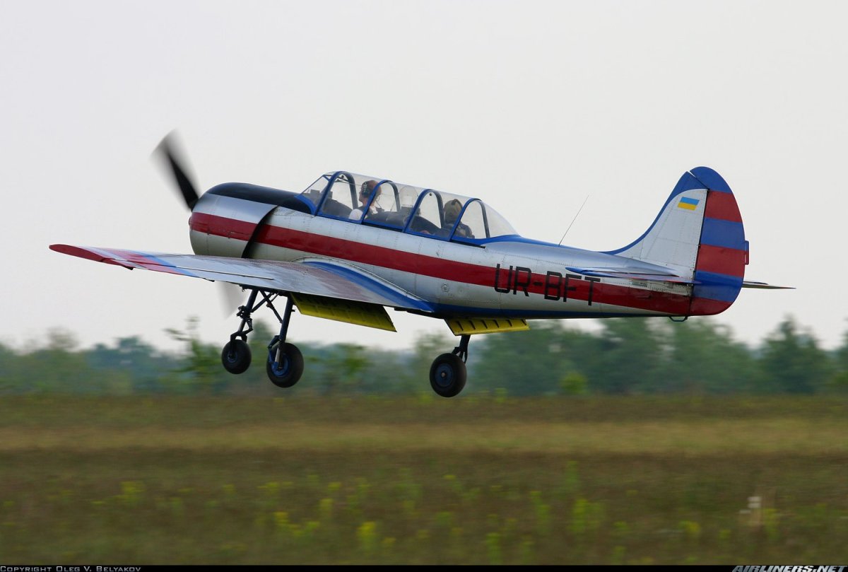 Самолет як 52 спереди