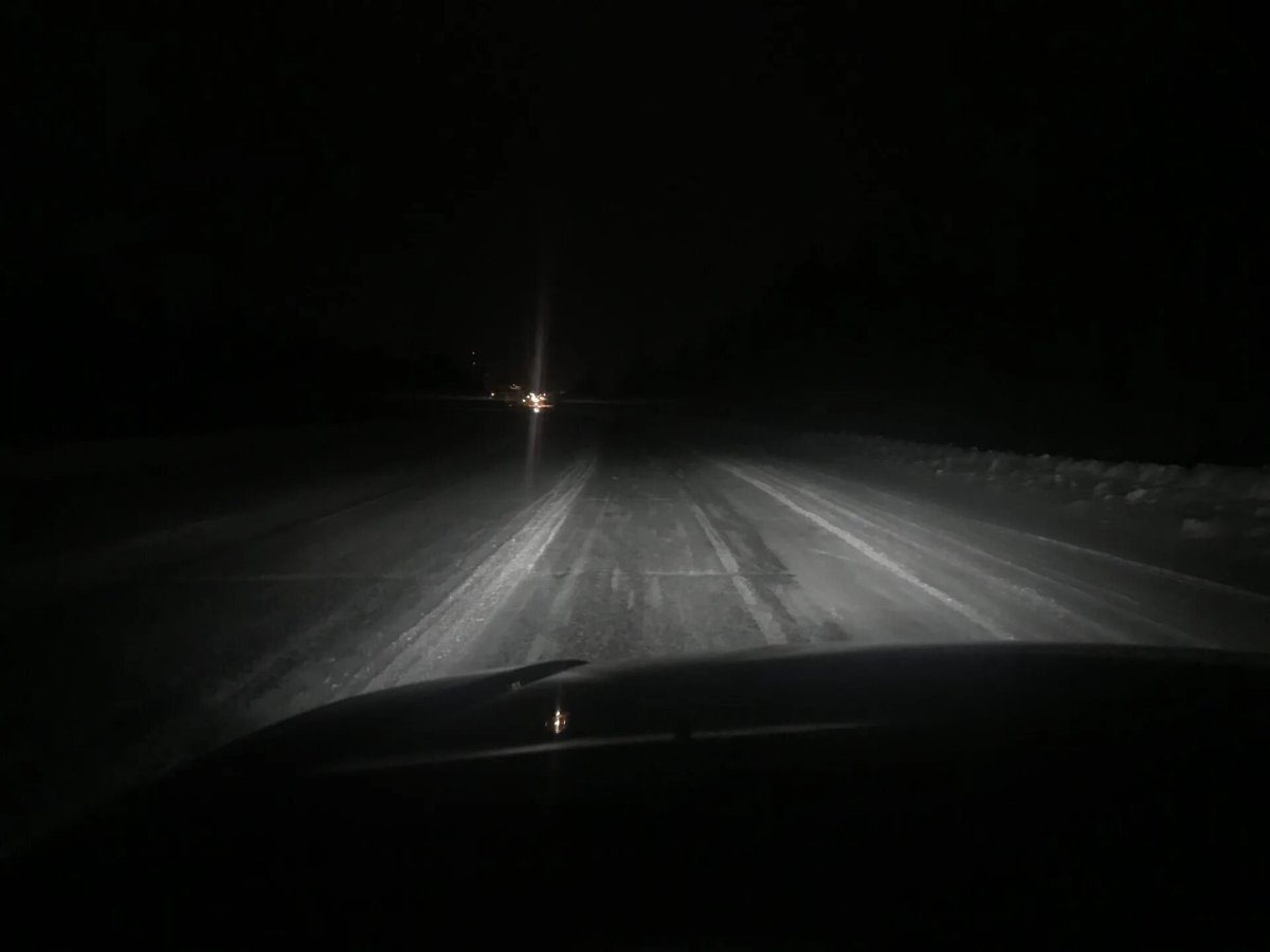 Машина ночью на дороге