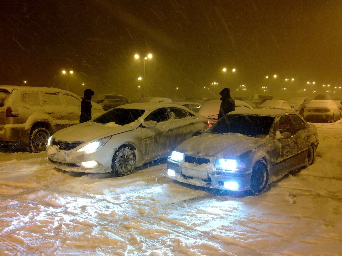 БМВ е34 ночь зима занесло