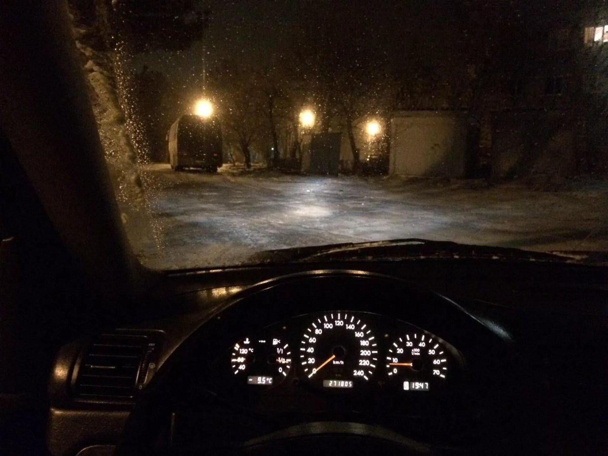 Вид из салона машины зимой