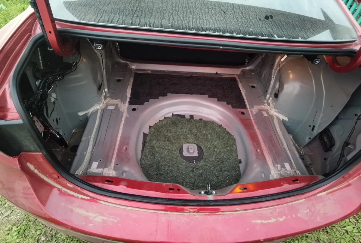 Как выглядит заводской герметик в багажнике Мазда 3