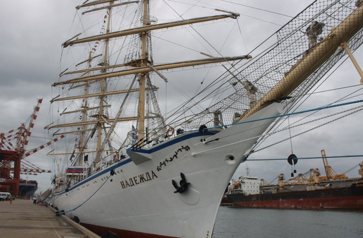 Трехмачтовый парусник Надежда