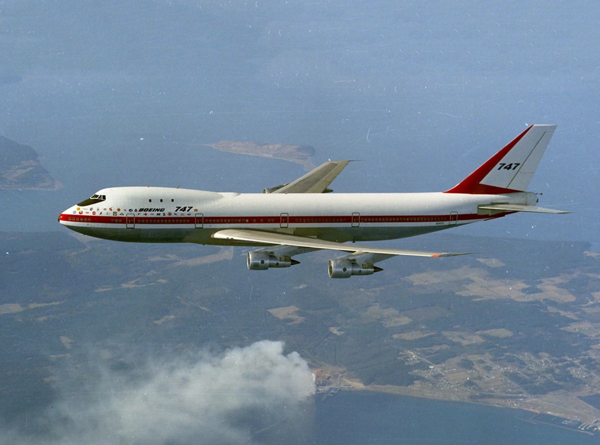 Пассажирский самолет Боинг 747