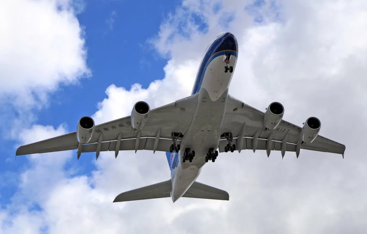 Четырехмоторный самолет