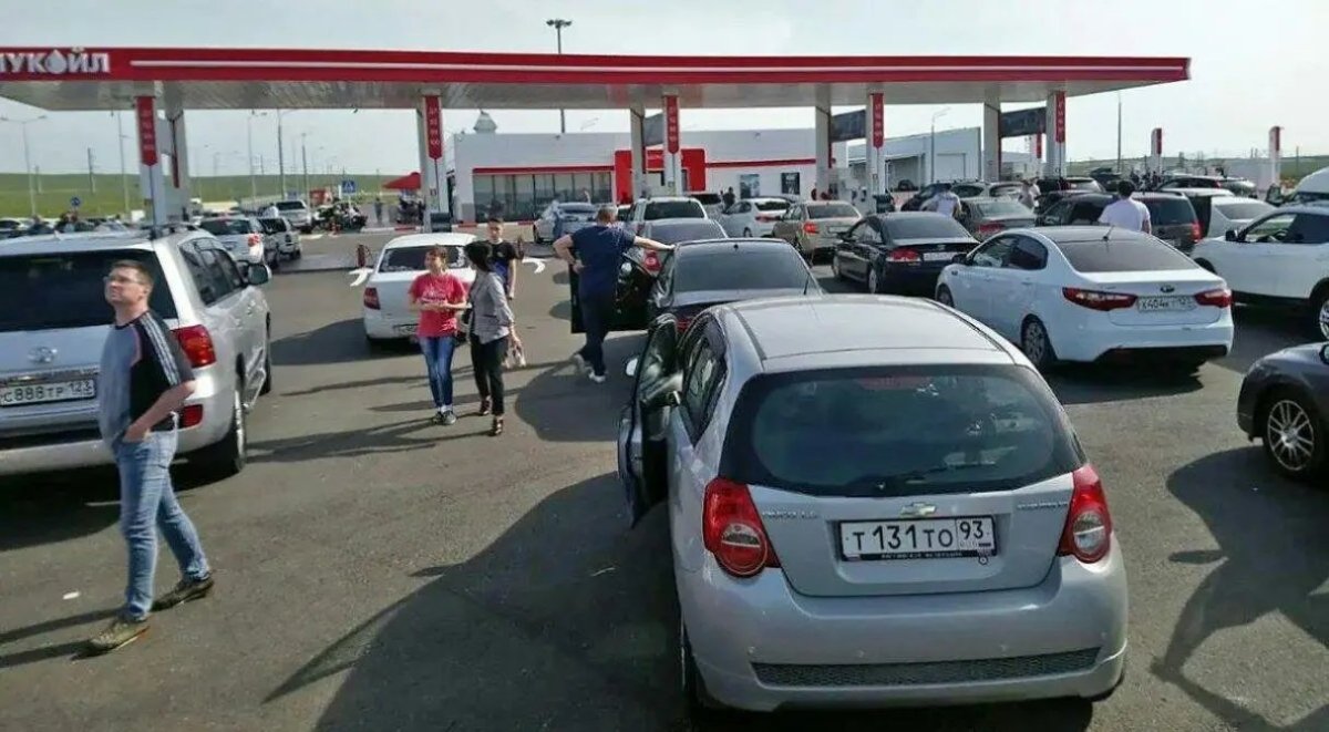 АЗС Лукойл перед крымским мостом