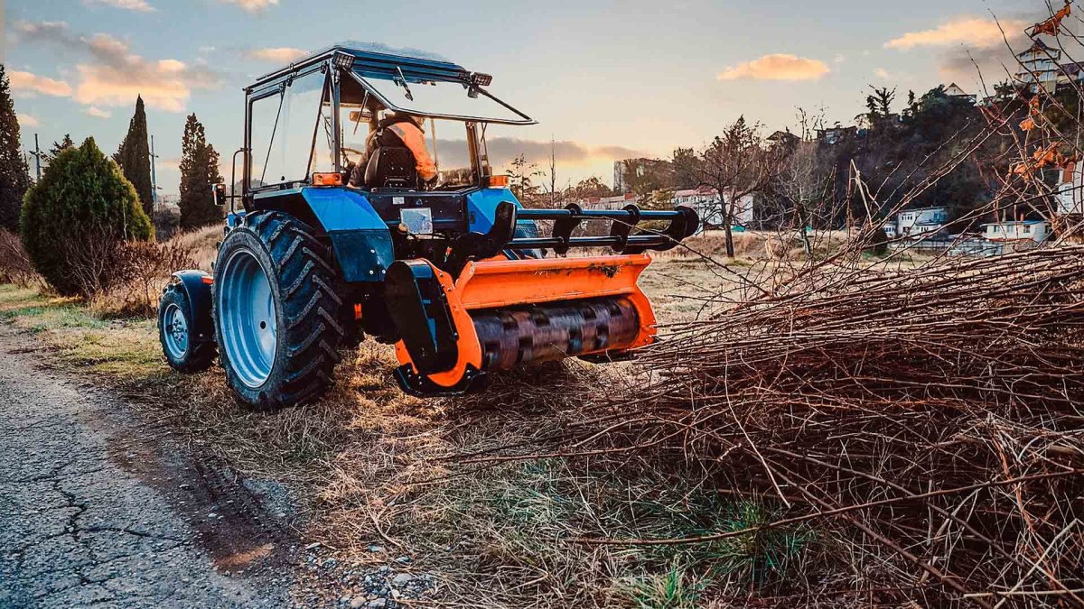 Трактор с навесным мульчером т-130 с навесным мульчером Impulse hm2