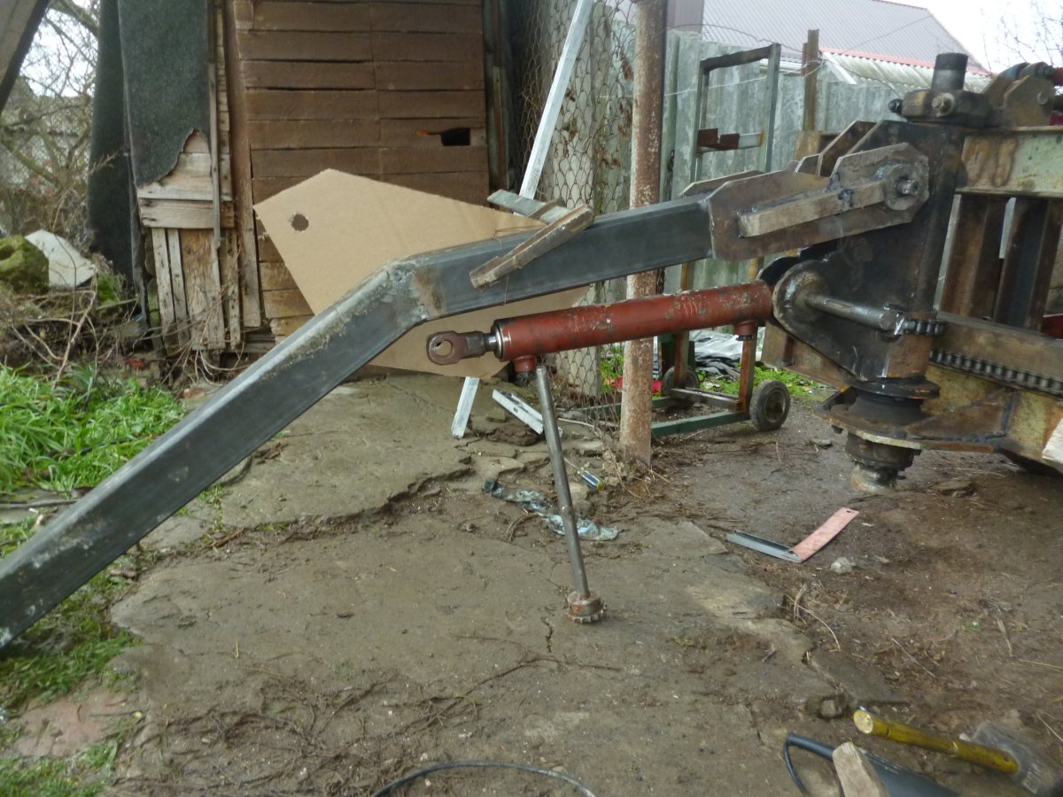 Поворотный узел стрелы миниэксковатора