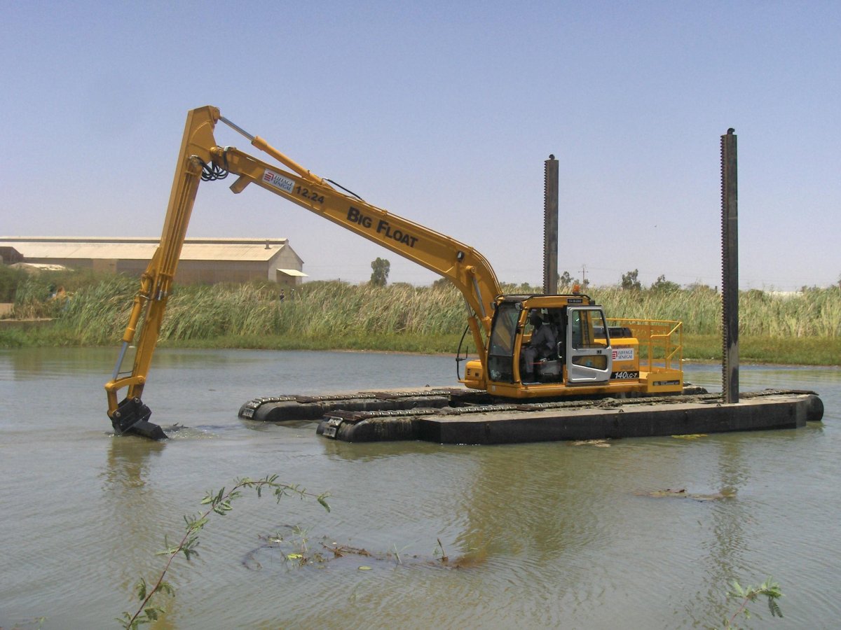 Экскаватор на понтоне