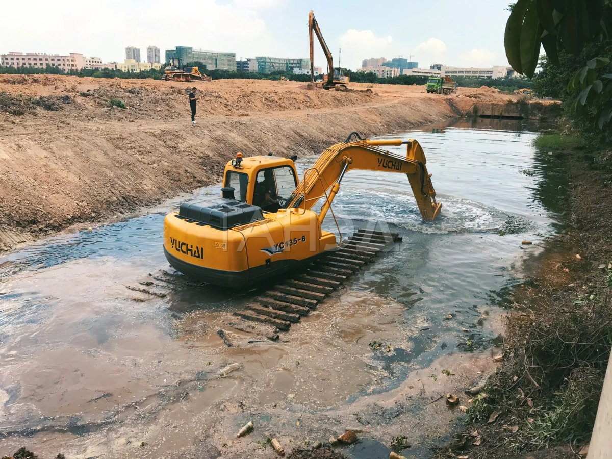 Экскаватор плавающий самоходный