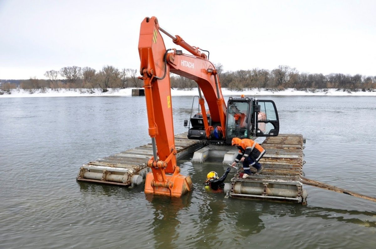 Плавающий экскаватор Hitachi zx200 River