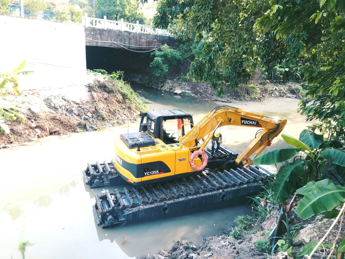 Плавающий экскаватор фото