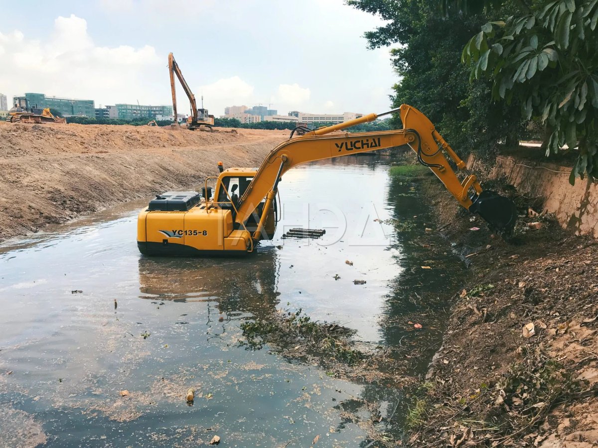 Плавающий мини экскаватор