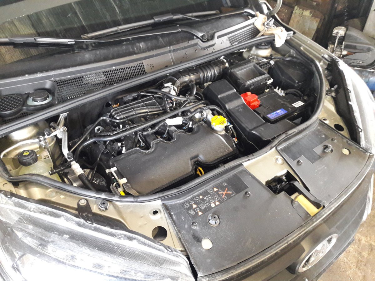 Лада Икс Рей моторный отсек