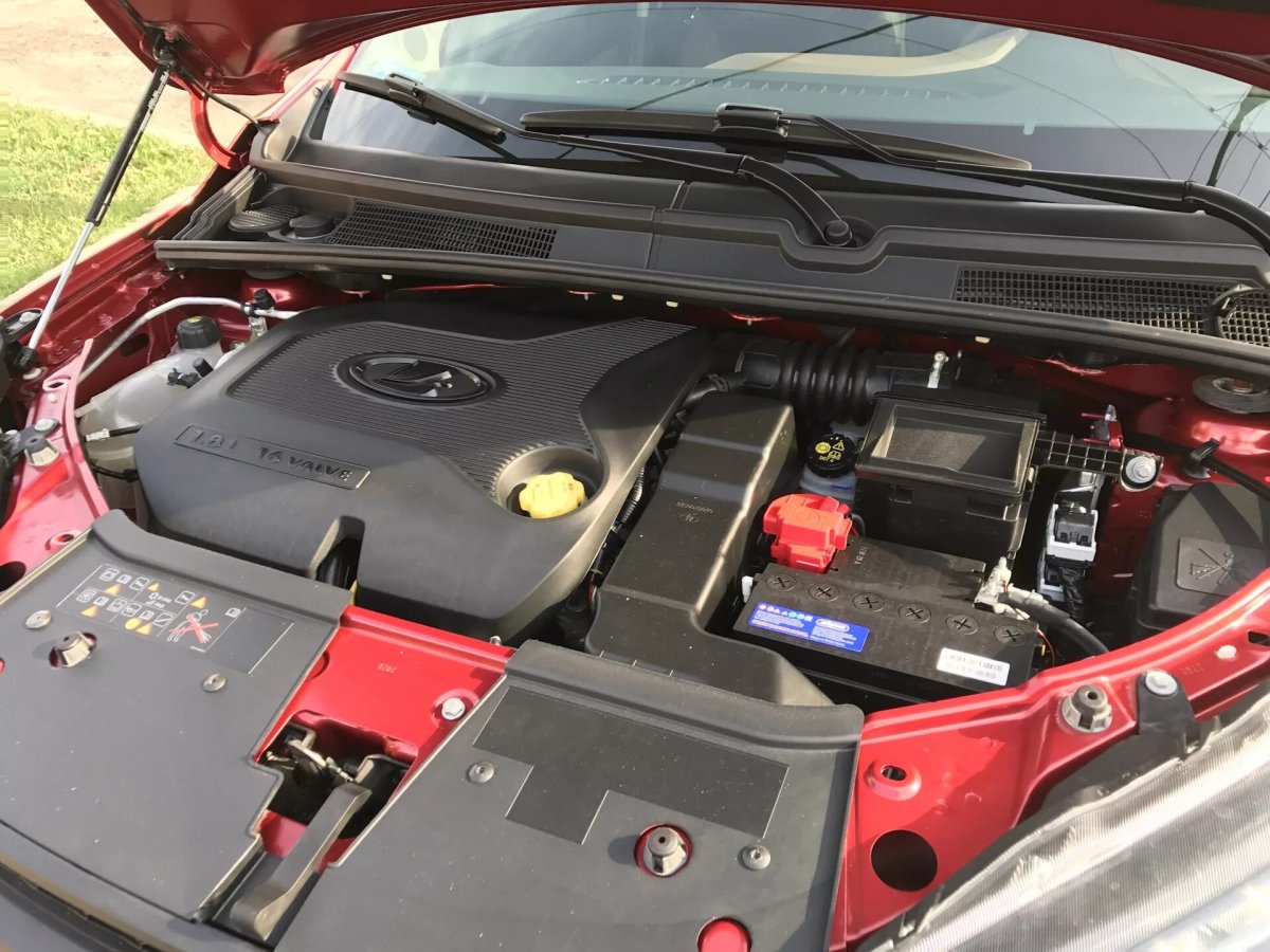 Лада Икс Рей подкапотное пространство