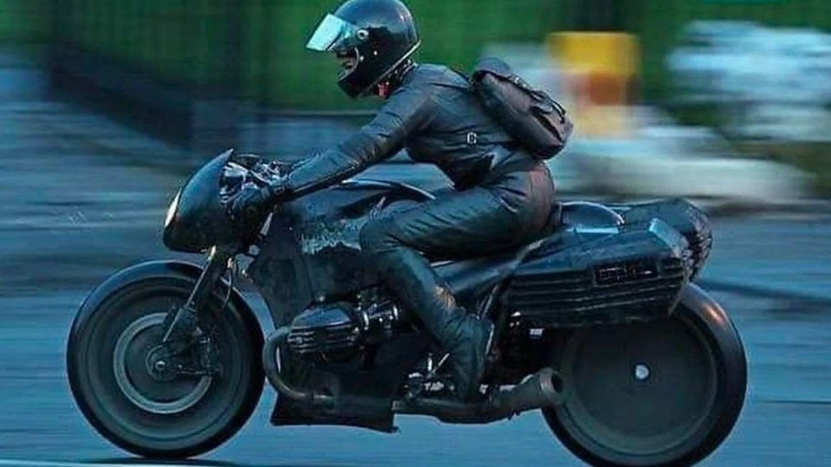 Бэтмен 2022 мотоцикл