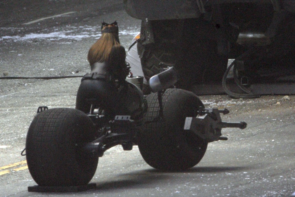 Энн Хэтэуэй на мотоцикле темный рыцарь