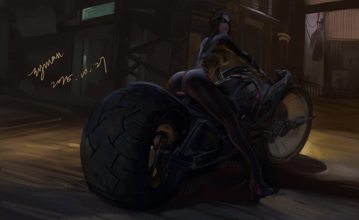 Женщина кошка на мотоцикле